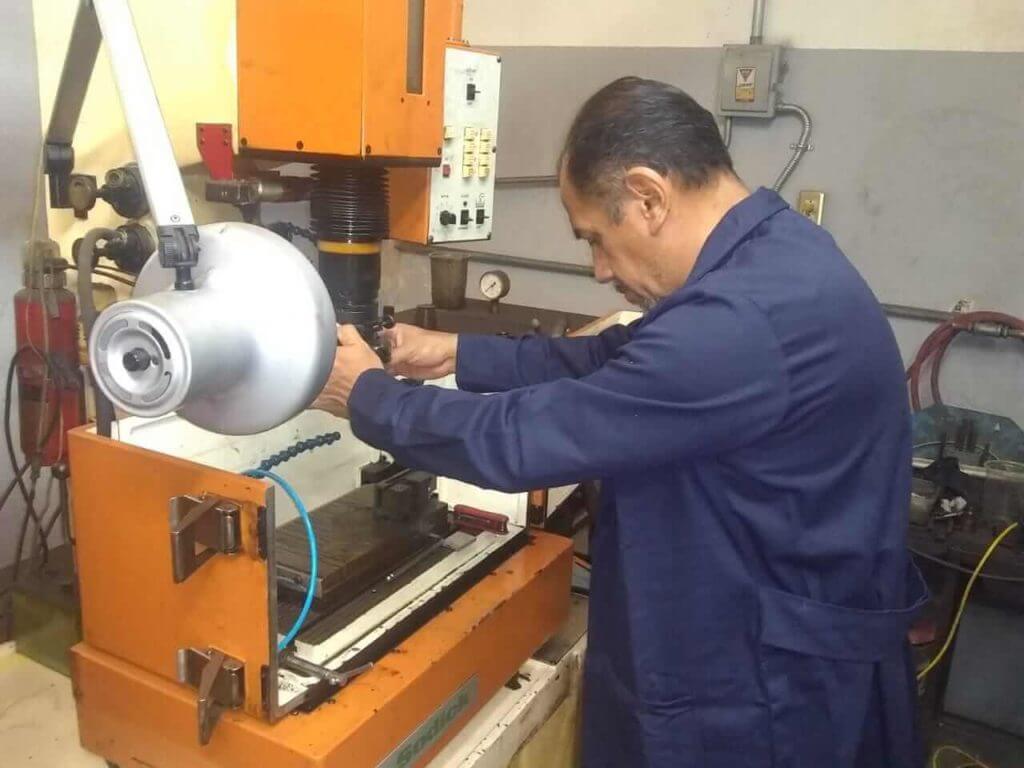 hombre trabajando en un taller de torno y maquinados